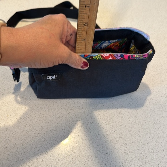 Zipit Case/Hip Pouch/Make up bag with adjustable strap like new - Picture 7 of 8